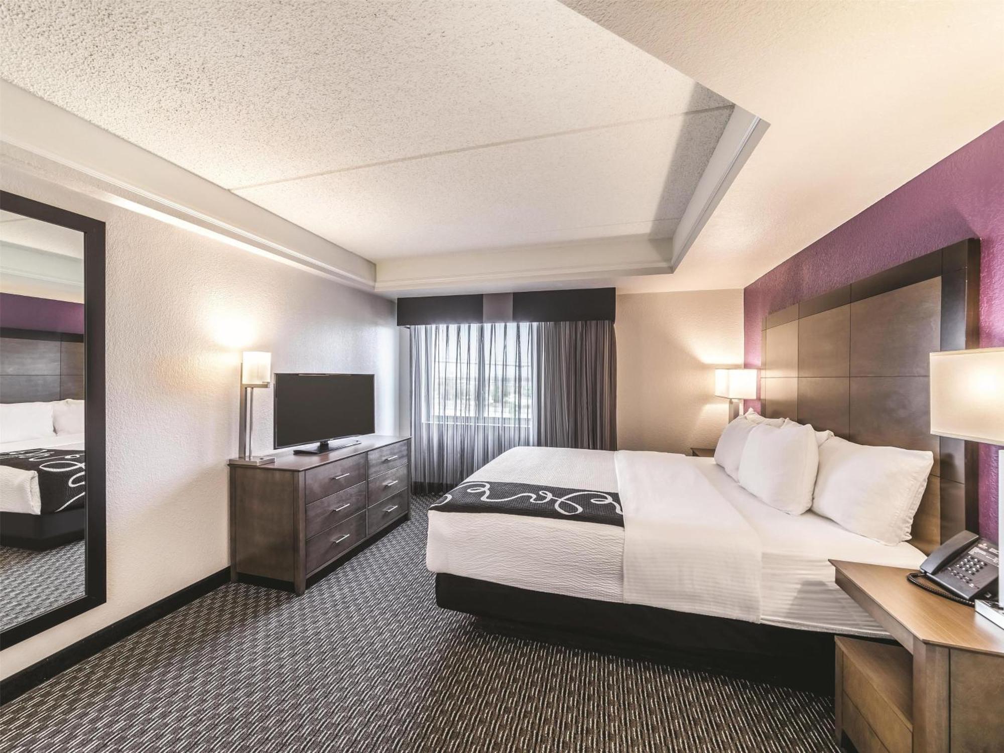 La Quinta By Wyndham Airport Hotel