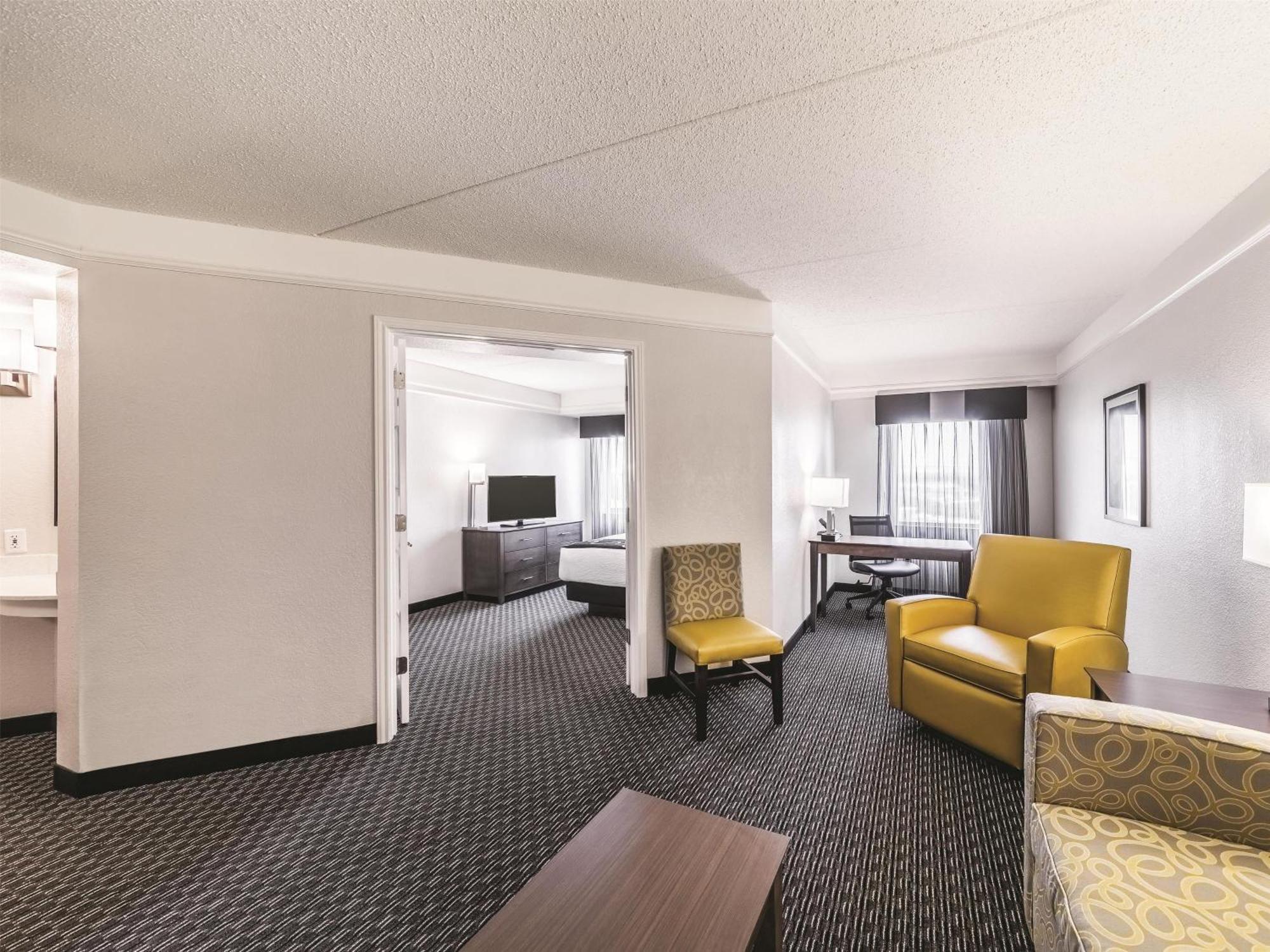 Hotel La Quinta By Wyndham Airport 3*