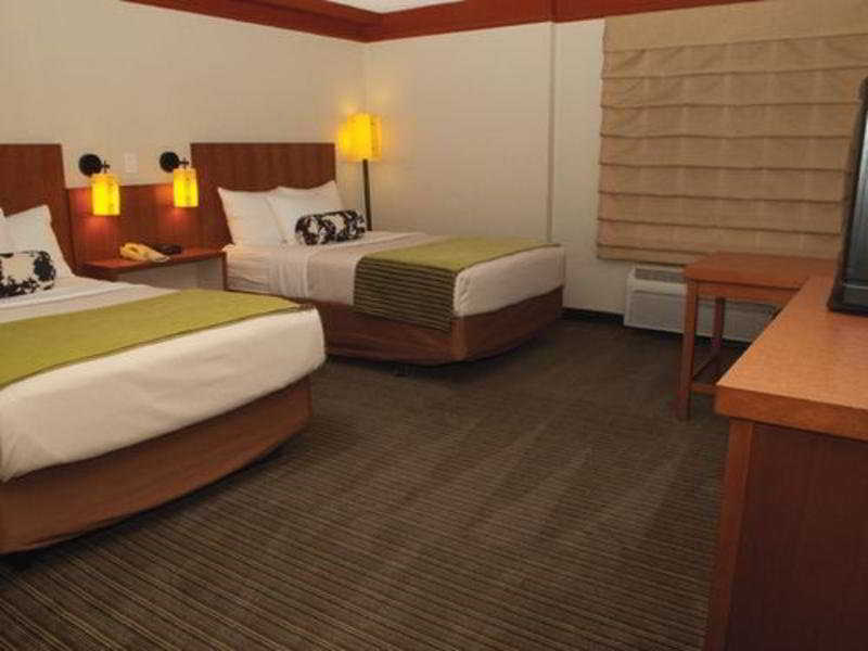 Hotel La Quinta By Wyndham Airport 3*