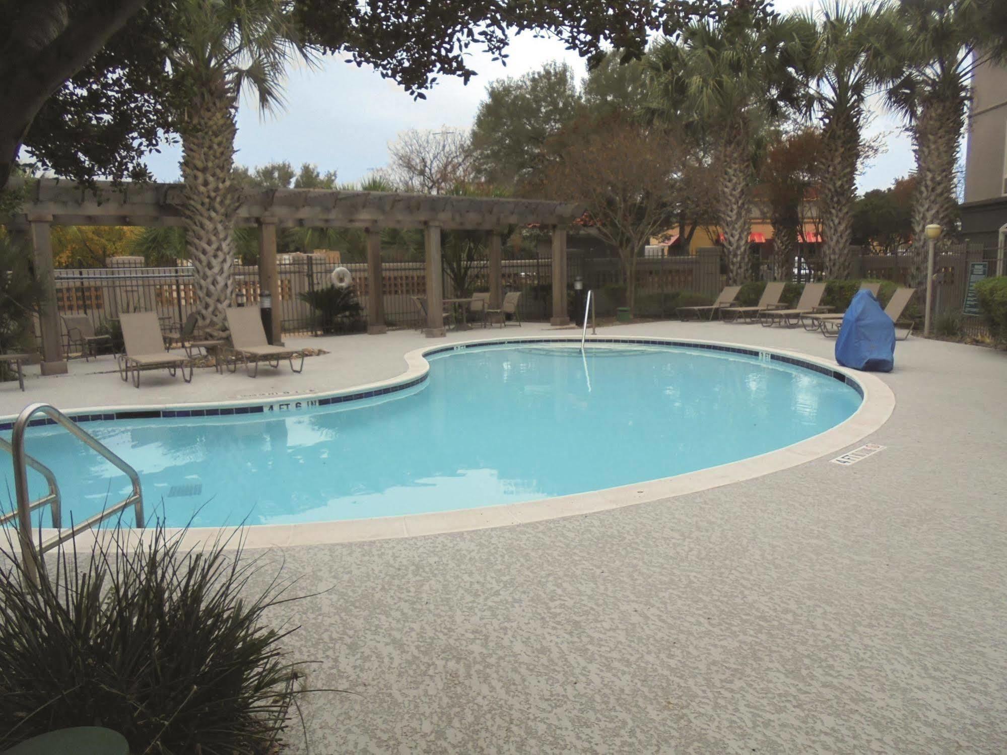 Hotel La Quinta By Wyndham Airport 3*