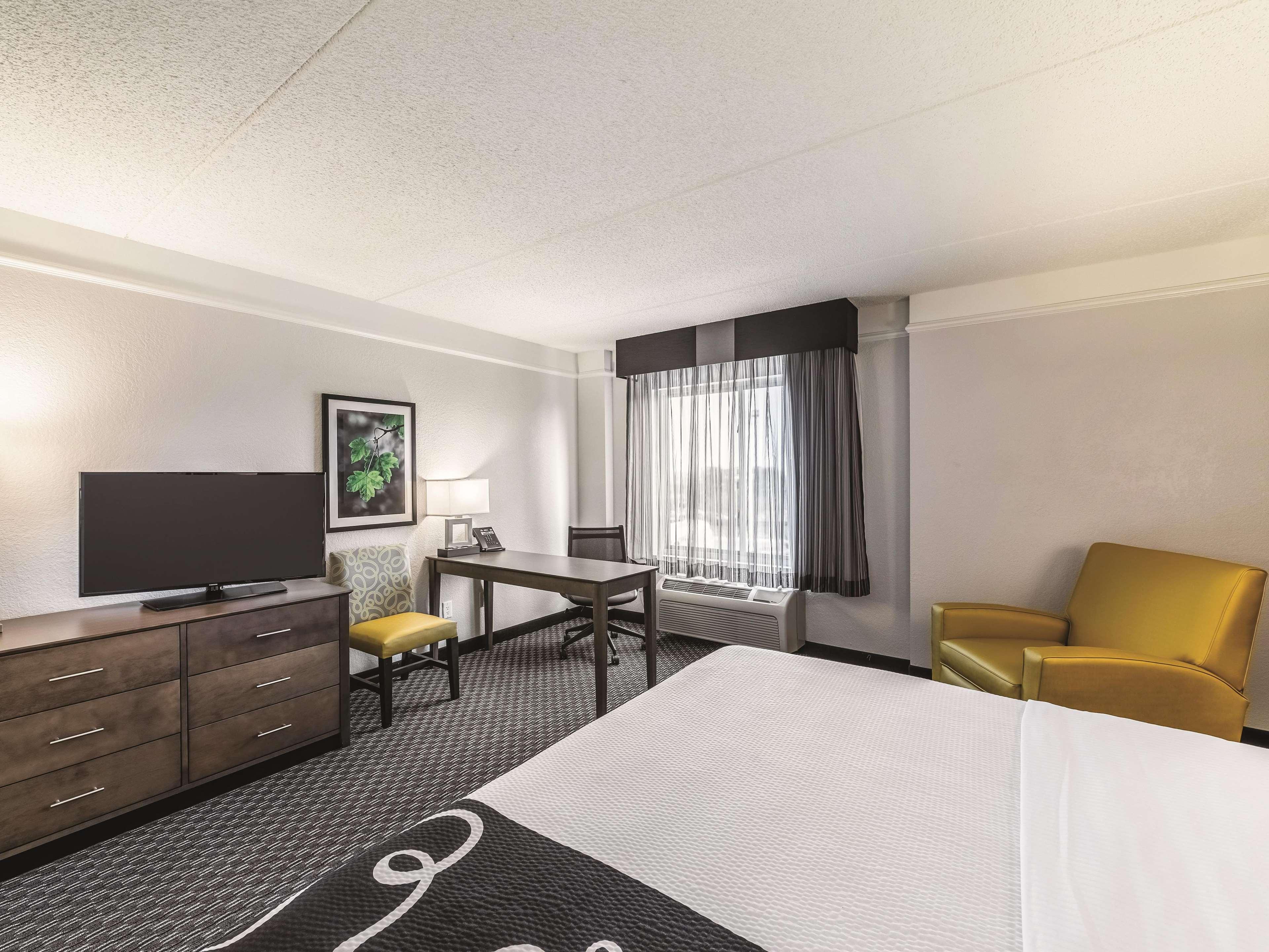 La Quinta By Wyndham Airport Hotel